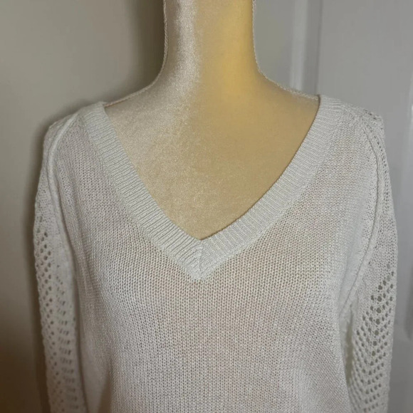 Brochu Walker White Open Stitch Back & Sleeve V-Neck Sweater - Picture 2 of 10